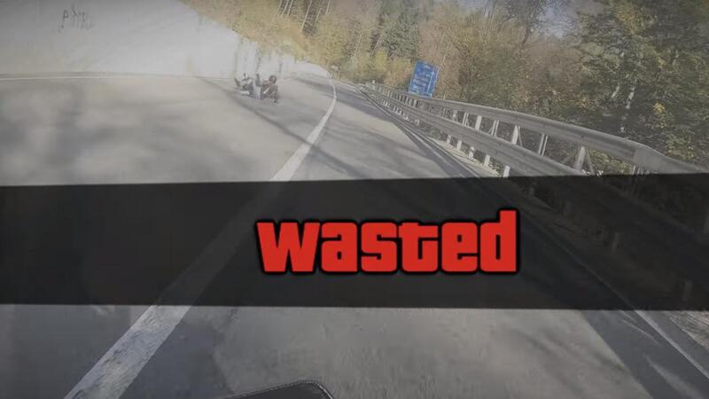 Moto crash: la piccola Yamaha 125 si scompone e il pilota prova a tenerla. Ma... [VIDEO CHOC]