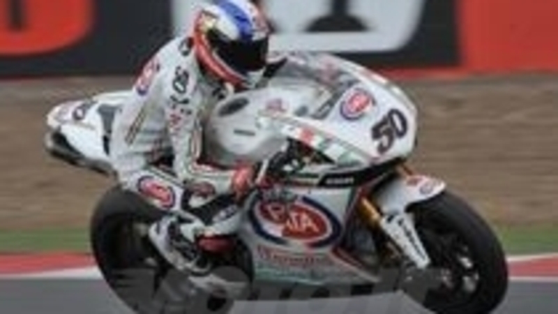 SBK Silverstone. Guintoli vince una gara di soli 8 giri