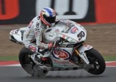 SBK Silverstone. Guintoli vince una gara di soli 8 giri