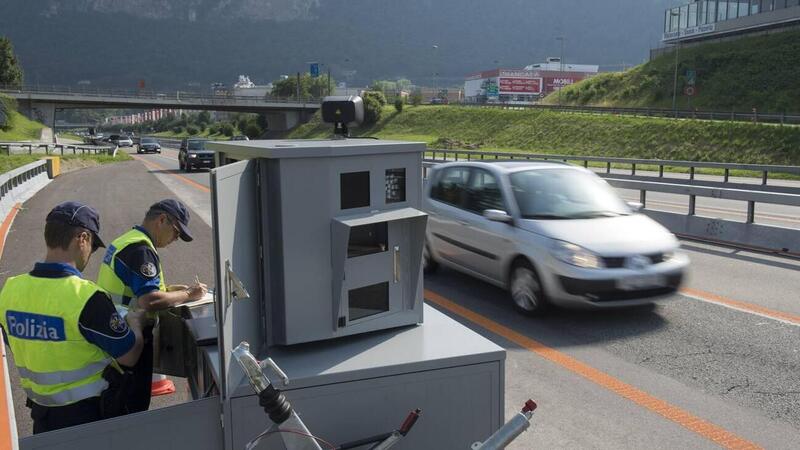 Svizzera: beccato dall&#039;autovelox torna indietro e gli lancia una bomba contro