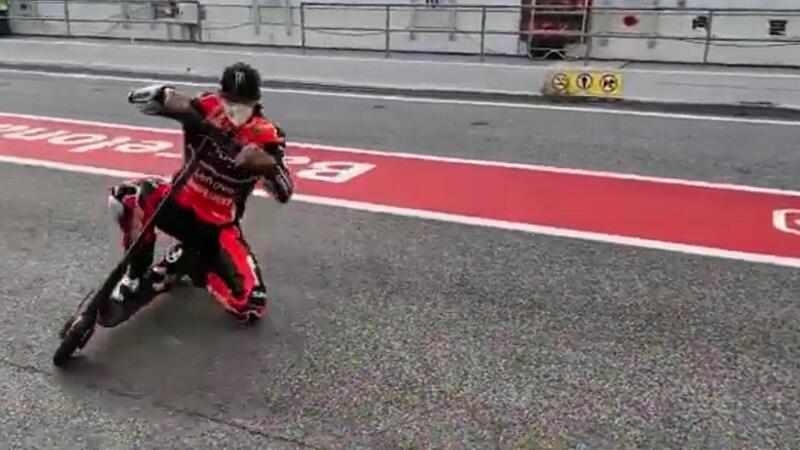 Moto o monopattino non importa: per Scott Redding il ginocchio a terra &egrave; una religione [CRAZY VIDEO]