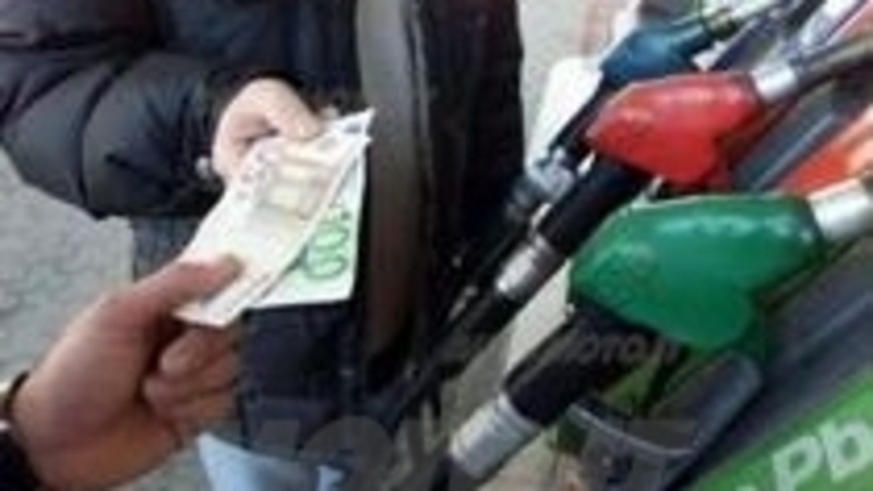 La benzina supera i 2 euro al litro. E&#039; Record!