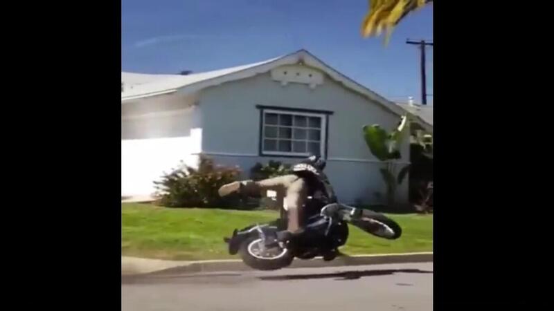 L&rsquo;Harley-Davidson &egrave; una gran moto, ma non vola (soprattutto se lo stuntman &egrave; incapace) [VIDEO VIRALE]