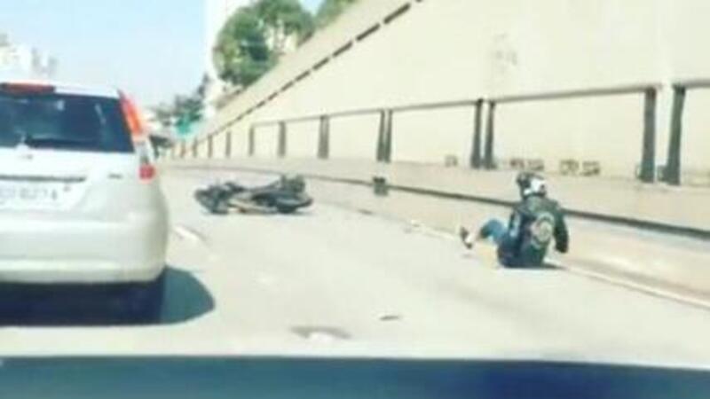 In moto tenta di dare un calcio a un'auto e finisce a ruote all&rsquo;aria [VIDEO VIRALE]