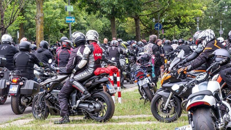 Decine di migliaia di motociclisti in piazza contro i divieti per le moto