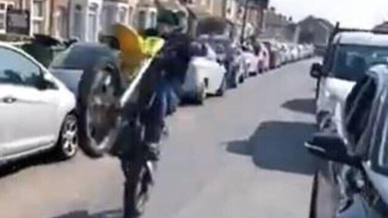 Impenna la moto al funerale di un biker. Un diciassettenne inglese rimane ucciso [VIDEO]