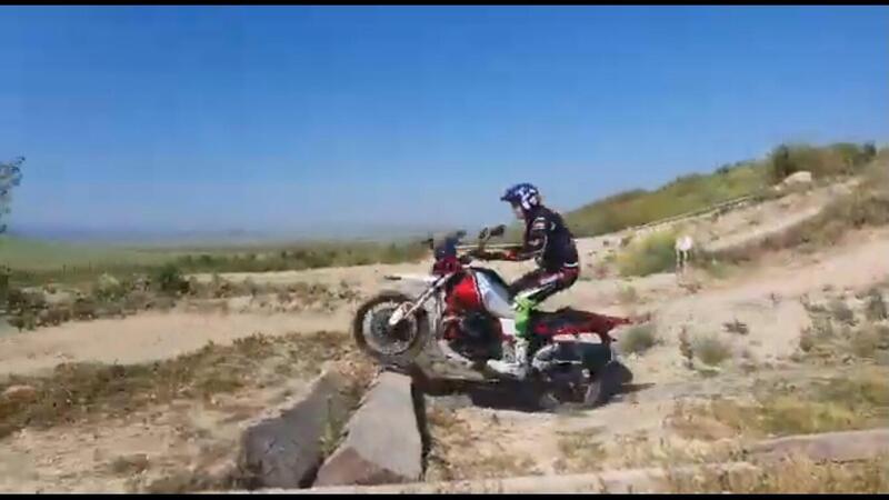 Con la Moto Guzzi V85TT si pu&ograve; fare anche enduro un po' pi&ugrave; impegnativo? Guardate un po' qui... [VIDEO VIRALE]