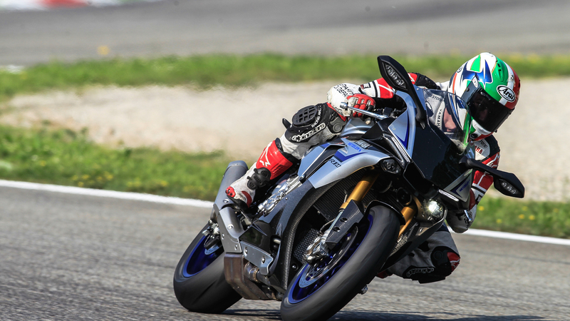 Yamaha YZF-R1, demo ride ai Metzeler Track Days