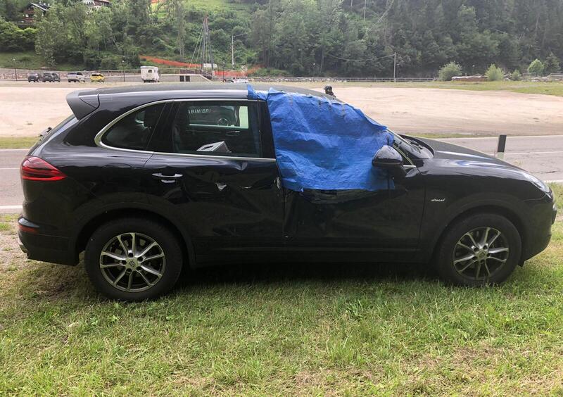 Caduta massi sulla Porsche: danni ingenti, ma occupanti illesi [FOTO]