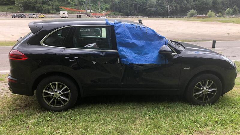Caduta massi sulla Porsche: danni ingenti, ma occupanti illesi [FOTO]