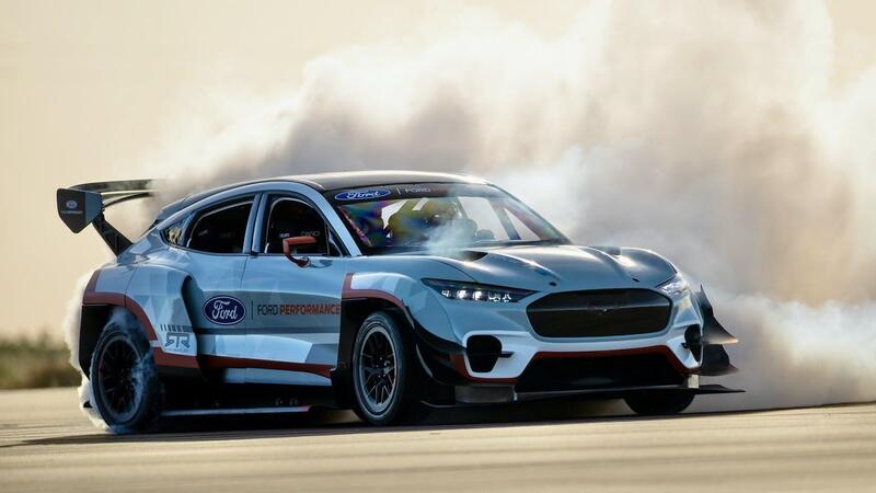 La Mustang che fuma pure senza motore termico &hellip;e drifta che Tesla scansati [VIDEO TOP]