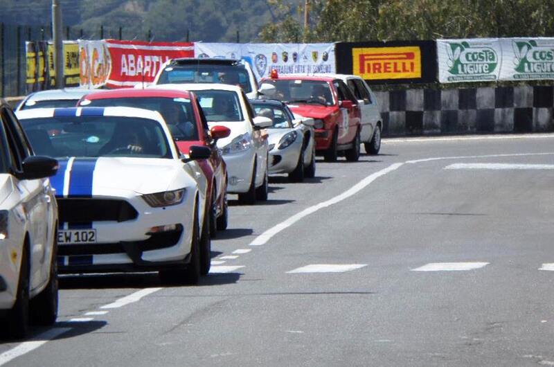 Gruppo compatto ma molto eterogeneo tecnicamente lungo le strade da Ospedaletti a Sanremo