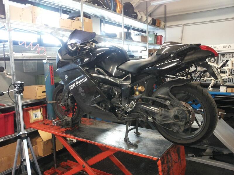 La BMW K1200S durante una &ldquo;sosta&ldquo; nell&#039;officina di Alberto Palma
