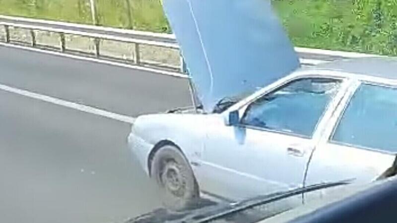 Incontri assurdi! Col cofano alzato in Tangenziale: visuale ridotta, motore al fresco [VIDEO VIRALE]