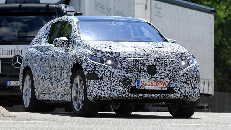 Mercedes EQC, le foto spia della seconda generazione