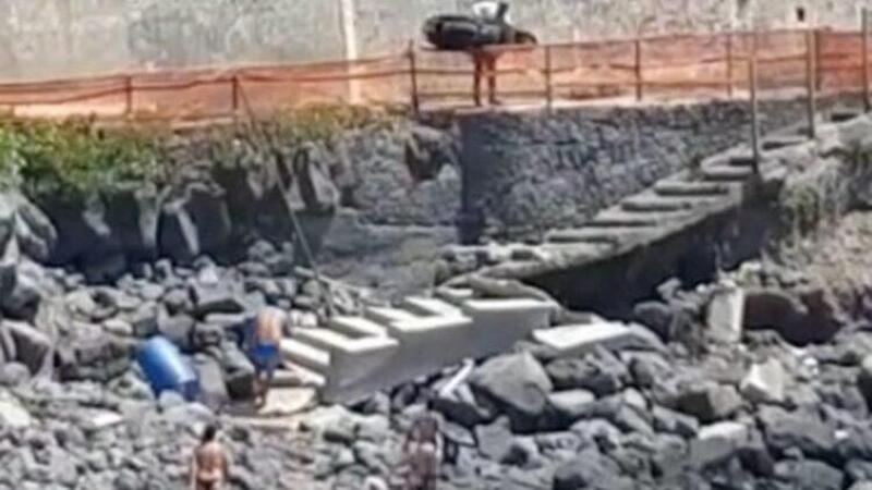 Tradito dalla compagna se la prende con lo scooter dell'amante: gettato dagli scogli [VIDEO VIRALE]