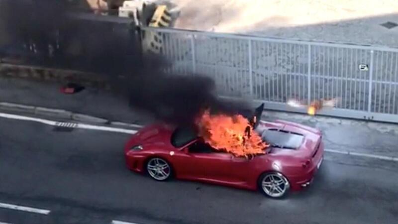 Ferrari a fuoco fuori dal concessionario: il cliente l&#039;aveva appena comprata[VIDEO e FOTO]