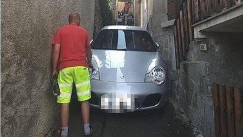 Prigioniero nella Porsche incastrata in un vicolo a Meana: colpa del navigatore [FOTO]