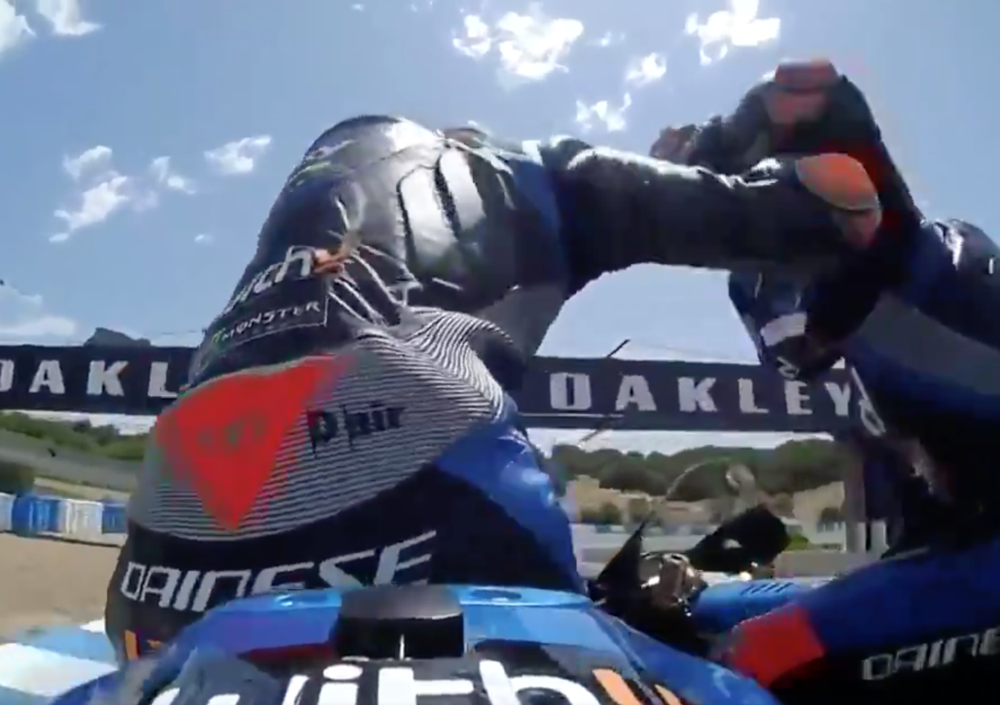 Moto2: vince Bastianini con Marini e Bezzecchi che si stendono dopo il traguardo [VIDEO]