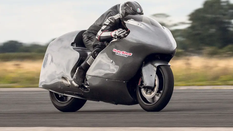 Con la moto a 483 km/h: Guy Martin e la Suzuki Hayabusa ci riprovano [VIDEO e GALLERY]