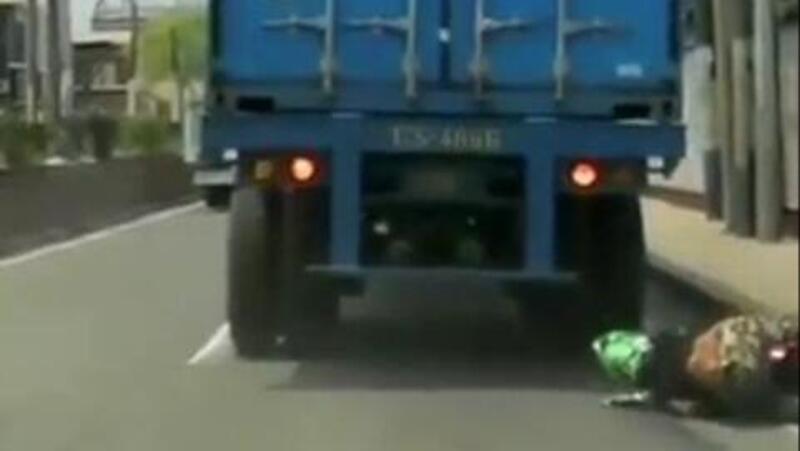 Moto crash: con lo scooter sotto le ruote del camion. Miracolato [VIDEO CHOC]