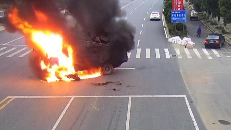 Con la moto contro un camion diventa una torcia umana, salvato! [VIDEO CHOC]