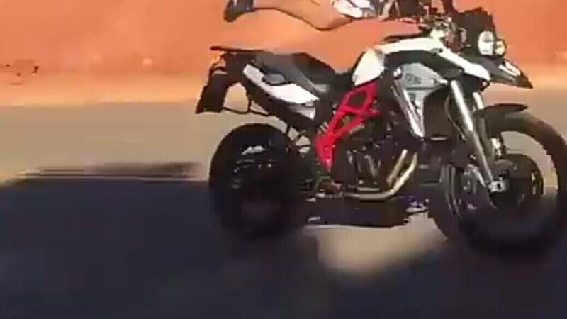 Impenna in moto e perde il controllo. Botta sull&rsquo;asfalto o botta di fortuna? [VIDEO VIRALE]