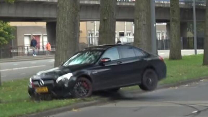 Ecco come sfondare una Mercedes Classe C AMG, il v6 grida vendetta [VIDEO]