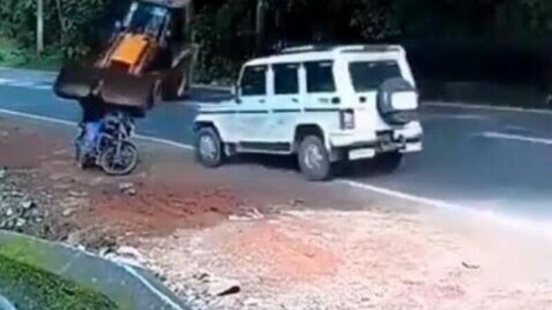 Ruspa contro moto e motociclista, anzi no: ruspa contro fuoristrada contro biker [VIDEO]