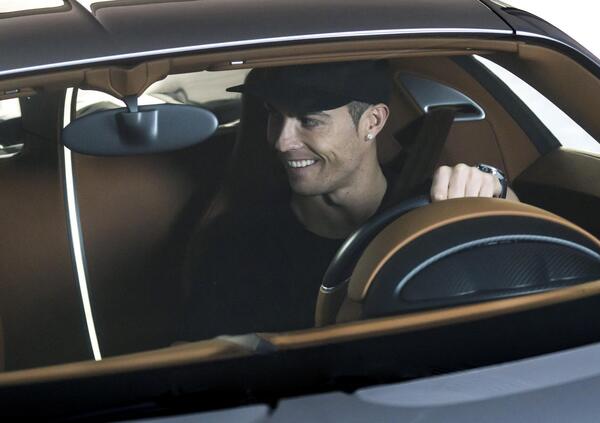 Una Bugatti da 8 milioni di euro: Cristiano Ronaldo l'ha comprata davvero. Ecco com'&egrave; fatta