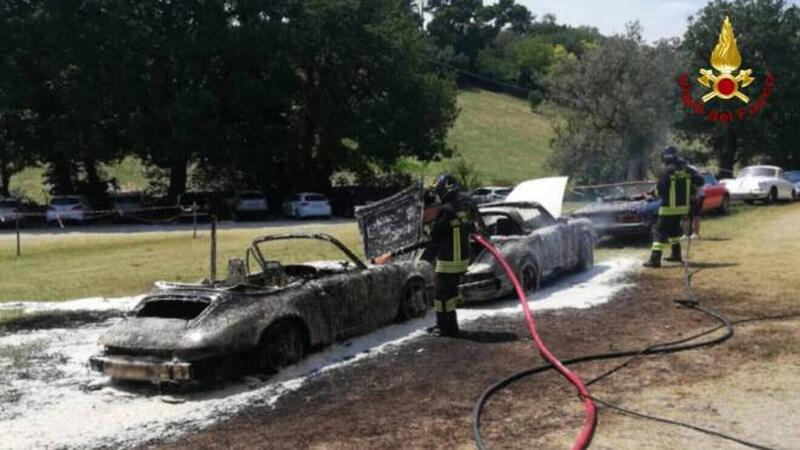 Due Porsche distrutte e un&#039;Alfa Romeo danneggiata: incendio al raduno d&#039;auto d&#039;epoca 