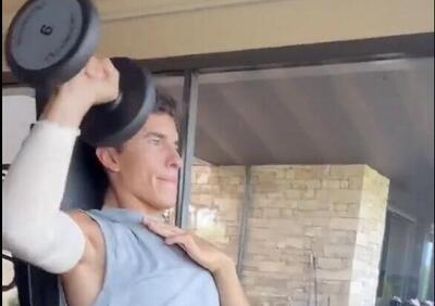 Marc Marquez bionico: al vogatore con il braccio operato [VIDEO]