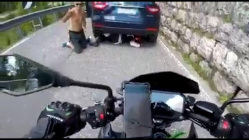 Si chiude lo sterzo e finisce sotto alla Maserati Levante. Salvo per miracolo!