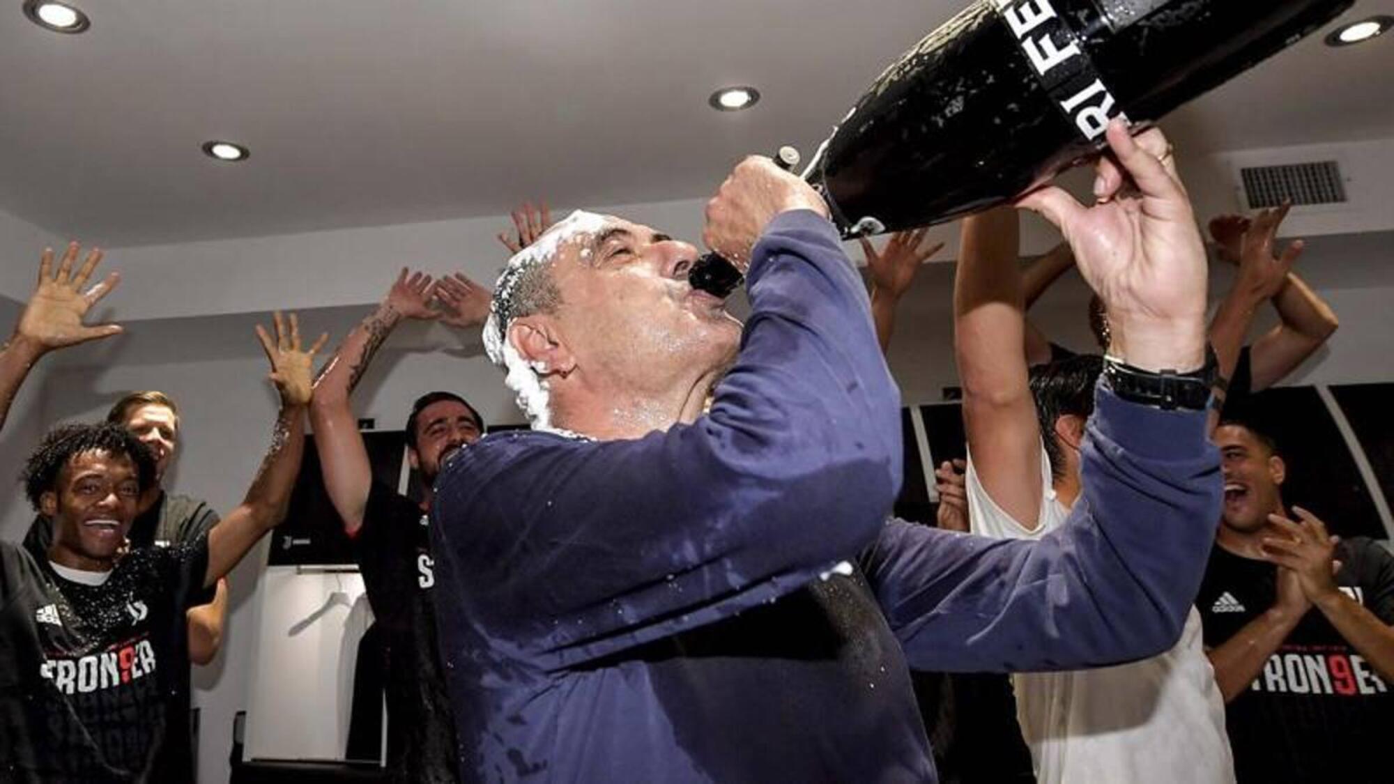 Sarri Juventus esultanza spogliatoio scudetto champagne
