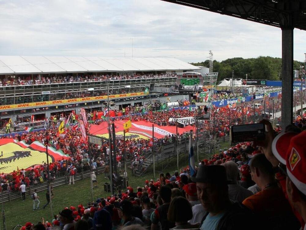 Orgoglio ferrarista in pista a Monza, un classico della vecchia normalit&agrave;