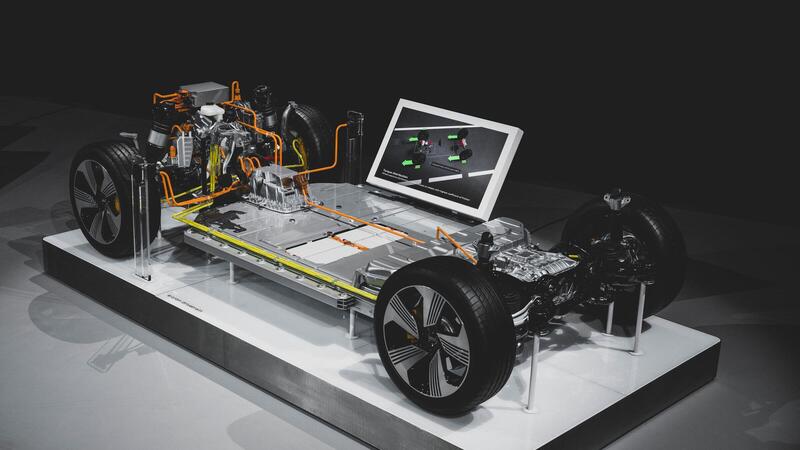 OK stile Cool, motorE con e maiuscola, Info-T gigante, Ma il telaio? Focus sospensioni e controllo dinamico integrato Audi