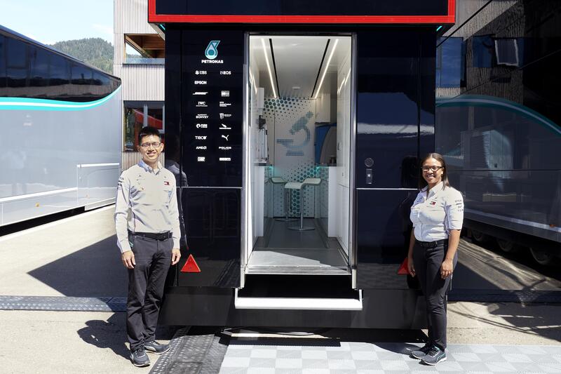 En De Liow e Stephanie Travers sono i due giovani tecnici recentemente nominati Petronas Trackside Fluid Engineer, dopo severe selezioni. Il loro compito &egrave; quello di analizzare i fluidi al termine di ogni tornata di prove e di ogni gara. Qui sono fotografati assieme al Track Lab