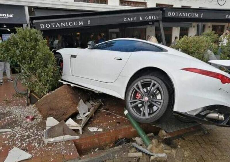 Con la Jaguar F-Type al ristorante, ma proprio dentro e senza scendere [VIDEO e FOTO]