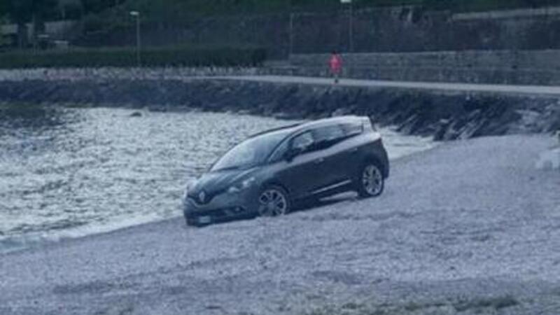 La Renault Espace non &egrave; una Amphicar: disavventura sul Garda per un automobilista