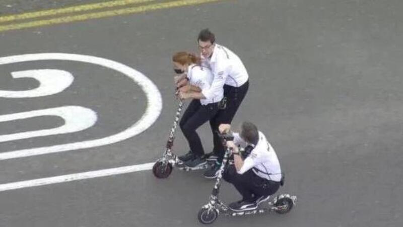 Un monopattino per tre: l&rsquo;assistente, Toto Wolff e &hellip;la moglie su Twitter. Il siparietto social &egrave; virale