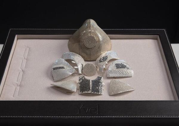 La mascherina pi&ugrave; costosa del mondo &egrave; una tamarrata e costa 1,5 milioni di dollari