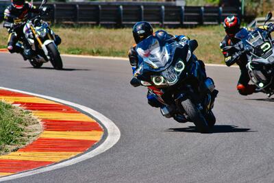 Sfida pazza in pista con 3 boxer BMW 1250: GS vs RT vs R! Chi vince?