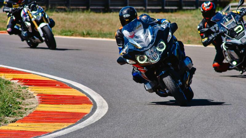 Sfida pazza in pista con 3 boxer BMW 1250: GS vs RT vs R! Chi vince?