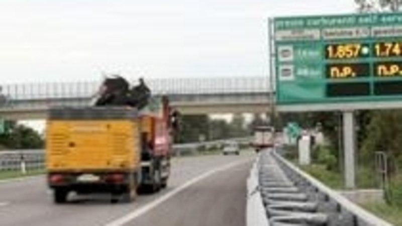 Autostrade: benza-cartelloni col prezzo che non c&rsquo;&egrave;