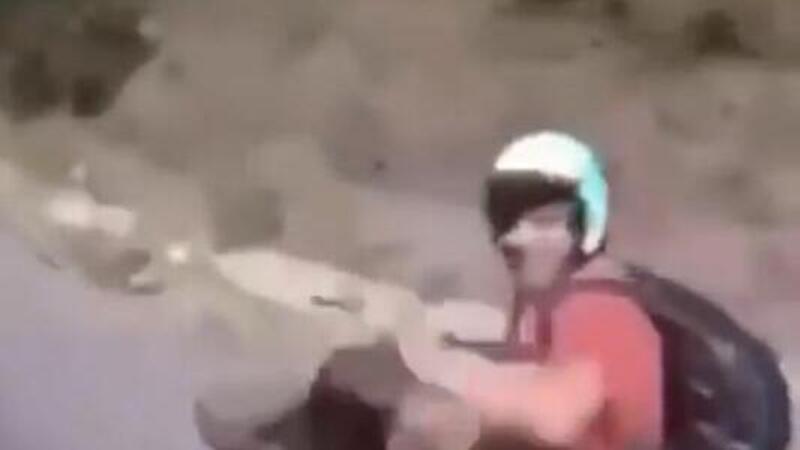 Scooter crash: ecco come farsi male dandosi il cinque [VIDEO VIRALE]