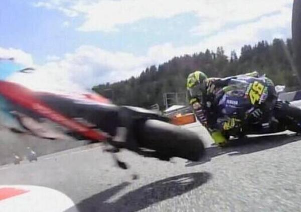 Valentino Rossi posta il video onboard dell&rsquo;incidente in Austria e diventa subito virale. E su Zarco... 