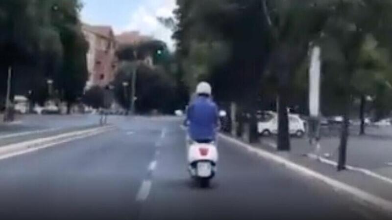 Nanni Moretti in Vespa come in &quot;Caro Diario&quot;