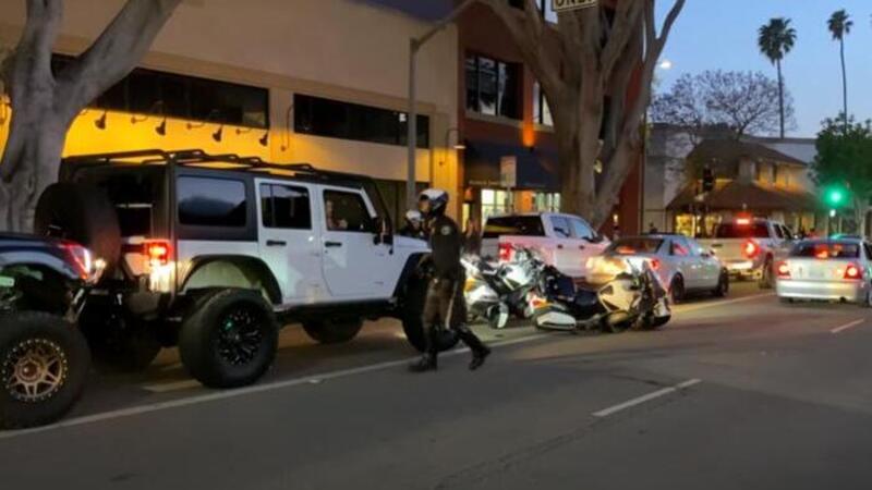 Sgasa col pick-up tamarro, ma entra la marcia e travolge Wrangler e polizia in moto [VIDEO]