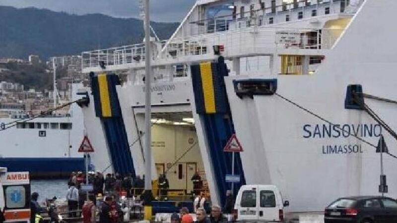 Traghetto perde il portellone: auto in stiva rischiano di finire in mare [VIDEO]