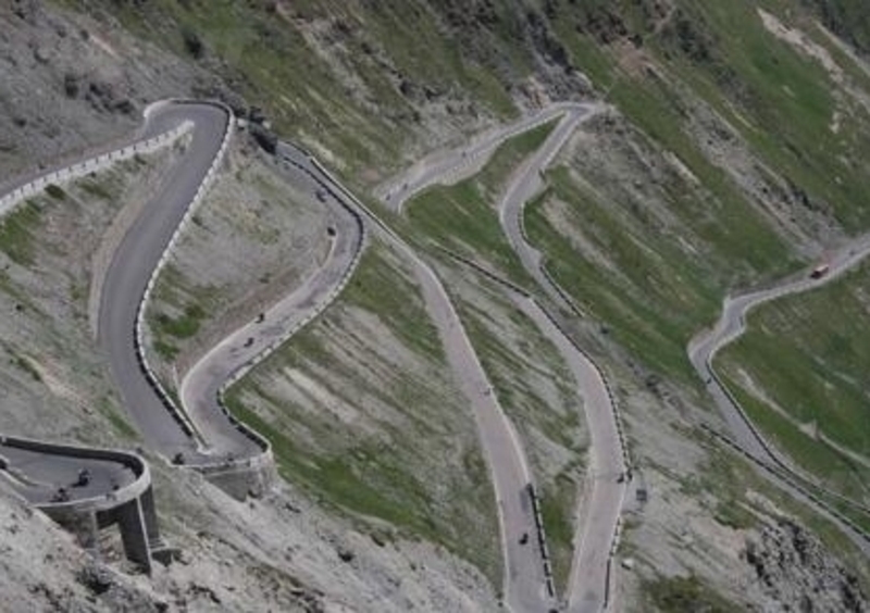 I motociclisti protestano: stop al pedaggio su Stelvio e Passi Alpini!